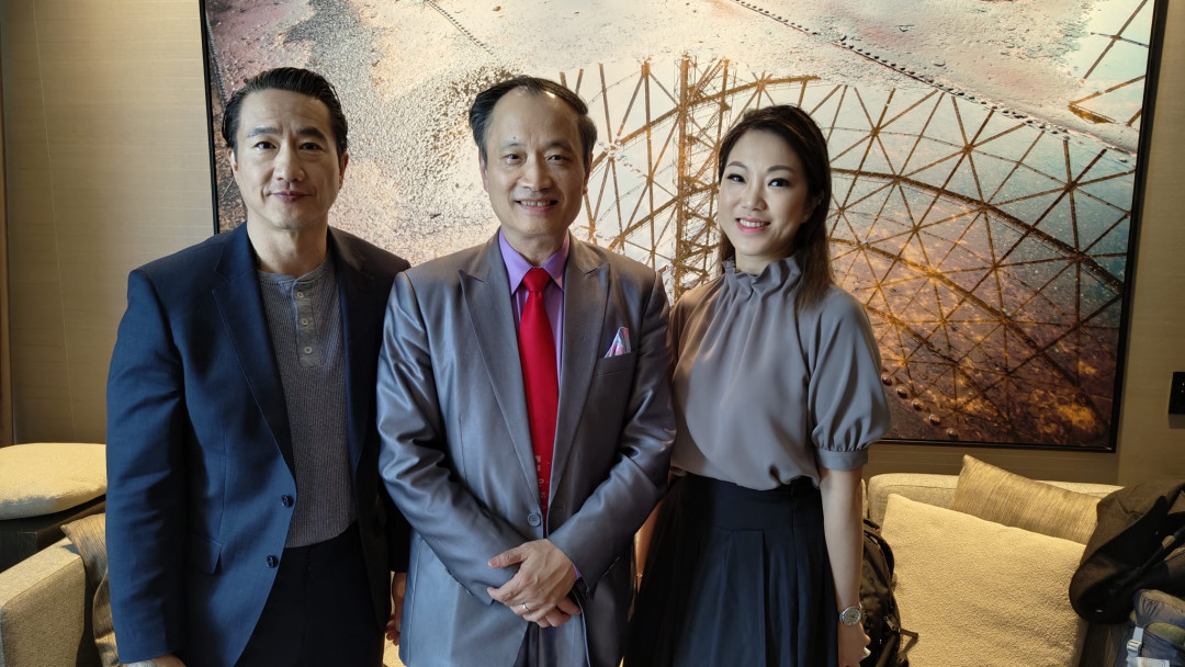 演員Terry Chen (左)、王明旭博士 (中) 和 STMG記者草步子。