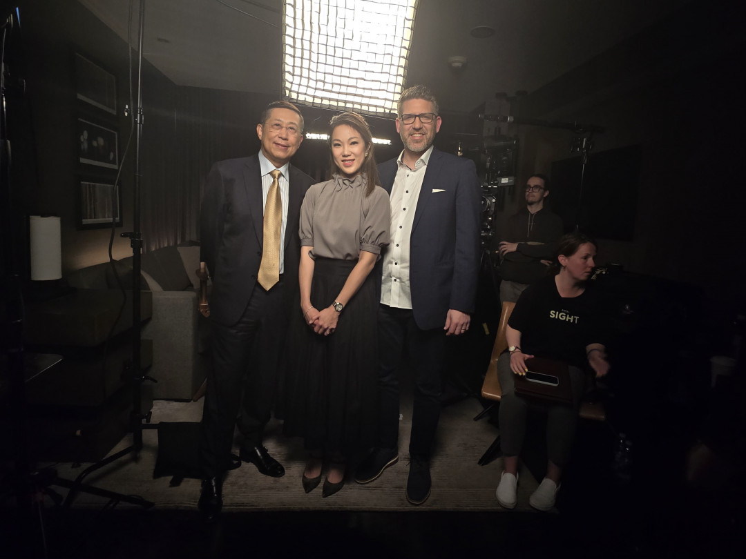 記者跟 ITALK Global CEO Jack Zhao (左) 和製片人 David Fischer (右) 合照。