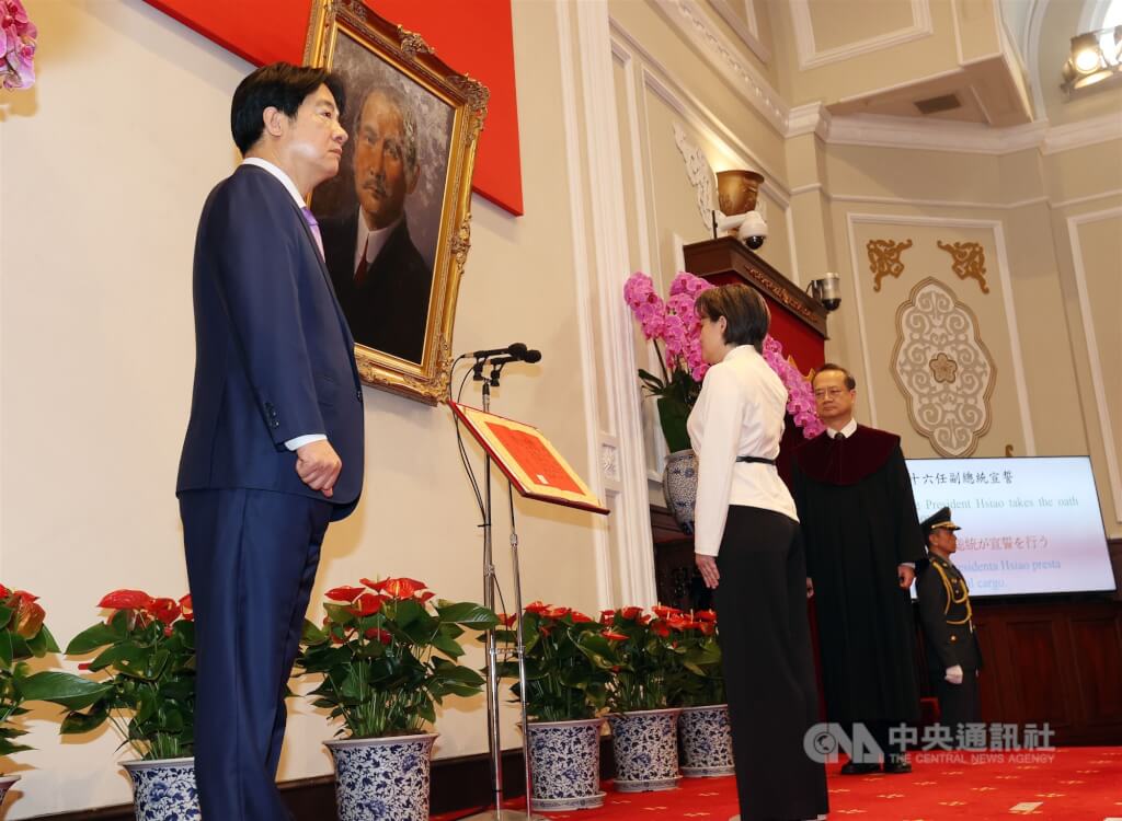 蕭美琴面向國父遺像宣讀誓詞，就任副總統