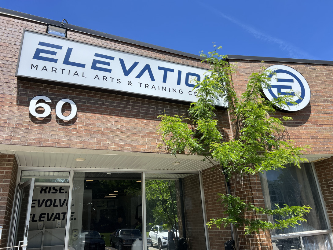 Issac 八歲起便在 Elevation拳館學武。