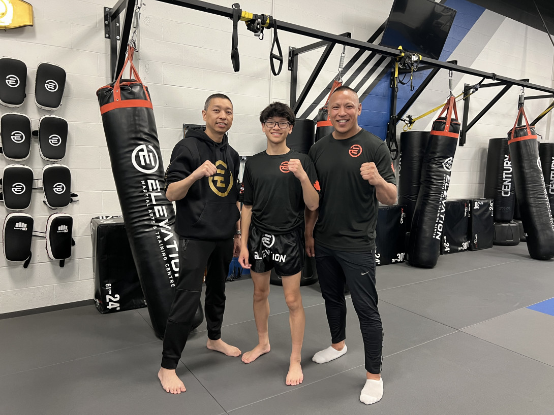 教練 Ritch (右)、爸爸 Alan (左)都在Issac(中) 的打拳生涯擔當無可替代的的角色。