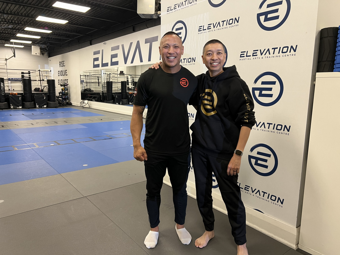 爸爸(右)幾乎每天都與教練Ritche(左)溝通,尤如一家人一樣。