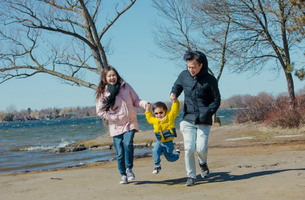 Kelvin 一家三口回流多倫多,與父母長兄團聚。