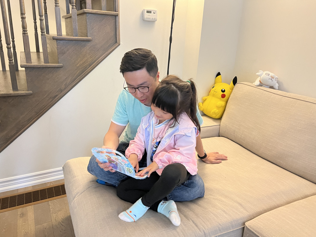 Oscar 對女兒 Charlotte 溫柔體貼,說話時輕聲細語。