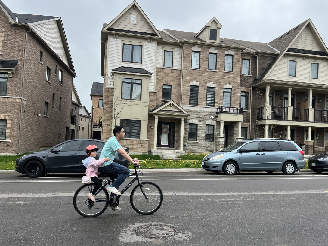 Oscar 經常踩單車載女兒回校,是愉快的親子時光。
