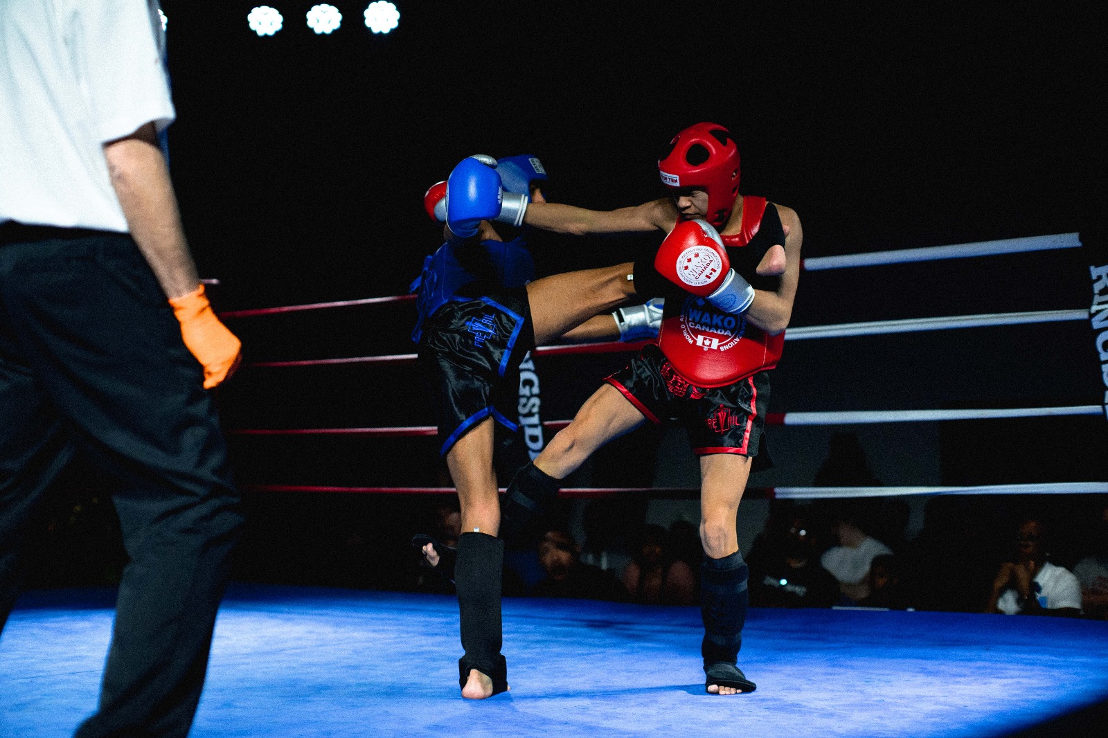 參加國際賽時需要準備兩套裝備,分別是紅色和藍色,兩套加起來大約需要一千元。