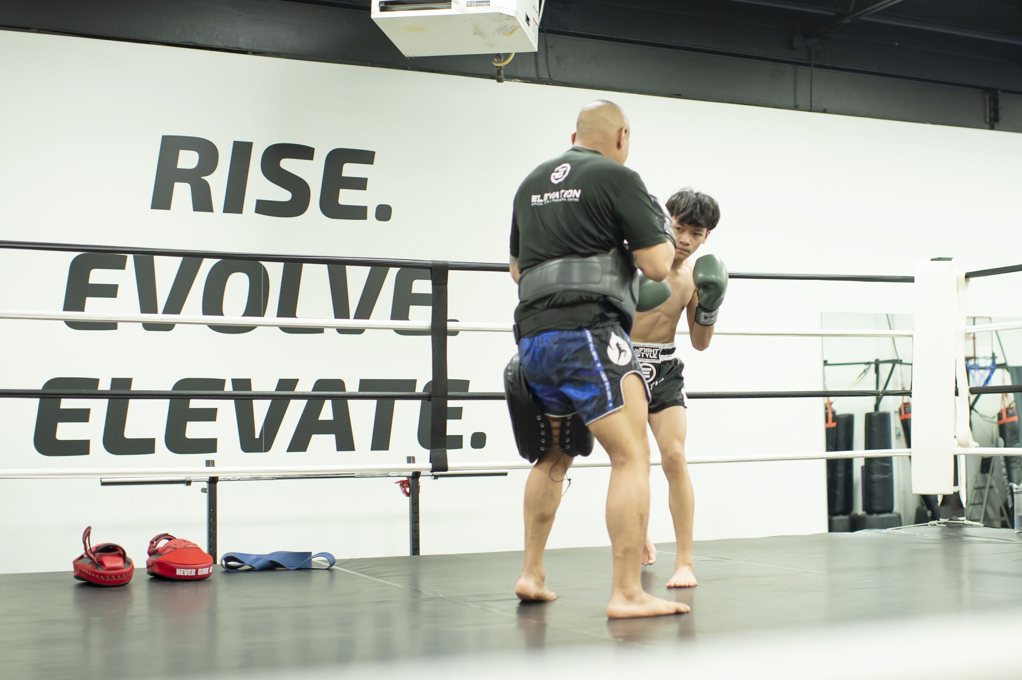 Issac 每星期花六天在拳館度過,也具備教練資格傳授武功。