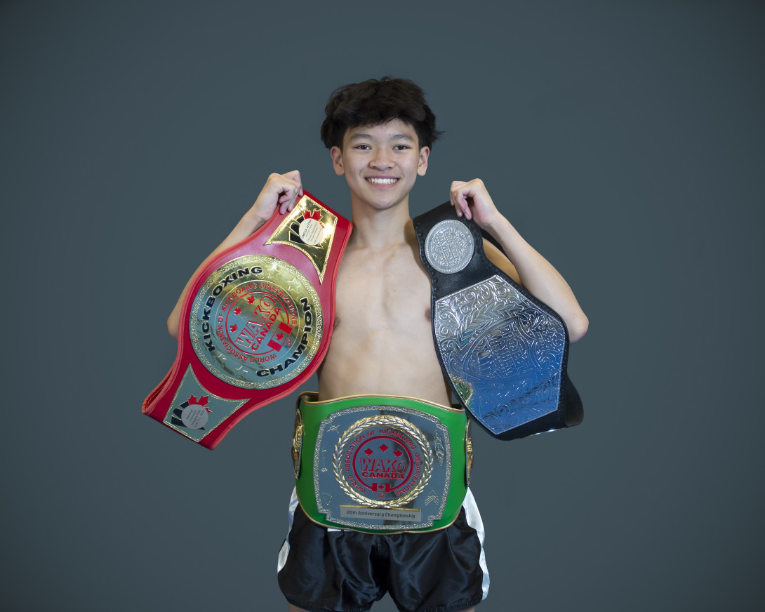 Issac 在比賽之前為了減磅,有時三天都不能喝水,口渴時也只能含一粒冰來稍微濕潤一下口腔。