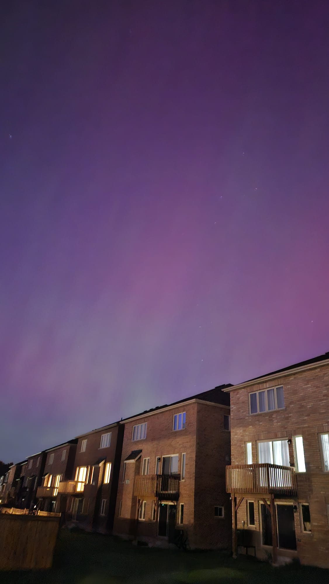 周四晚Newmarket民宅舉目可見極光就在頭上(讀者Maria提供)