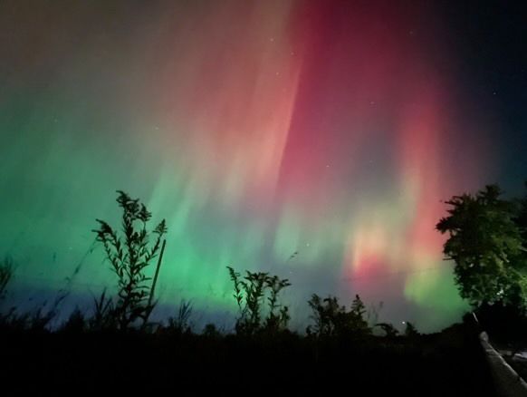 周四晚十時在Stouffville夾Aurora極光如畫(讀者潘先生提供)