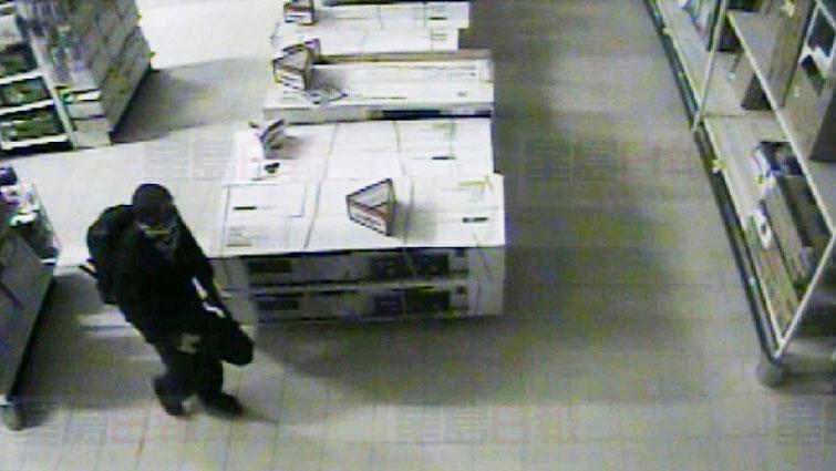 警方公佈Canadian Tire偸槍嫌犯監控視頻圖像