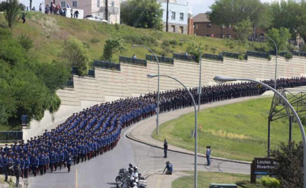 成千上萬民眾沿街為愛民頓遇害警官送行