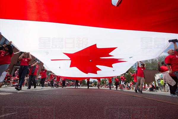 組圖：加各地歡度國慶 楓葉成最美飾品