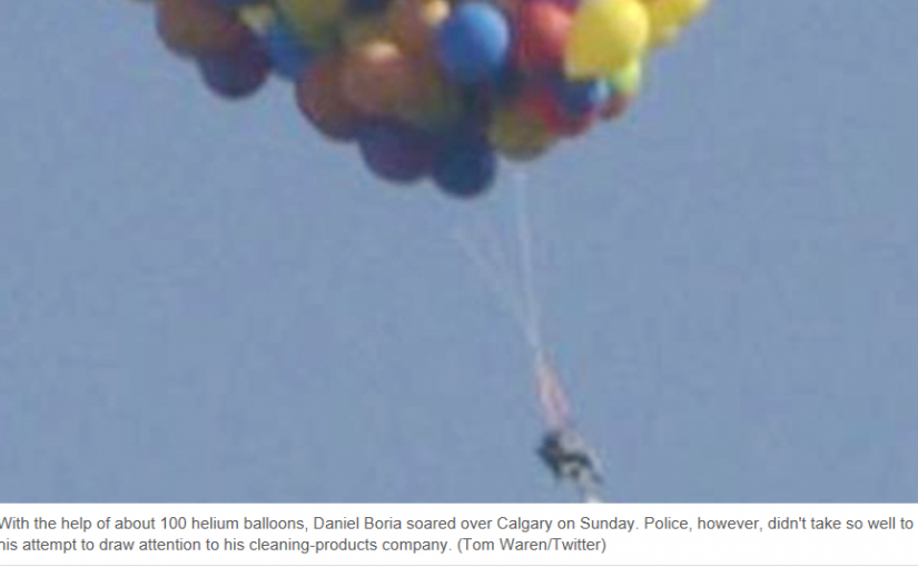 也是拼了 男子坐草坪椅綁氦氣球升空 只為做廣告