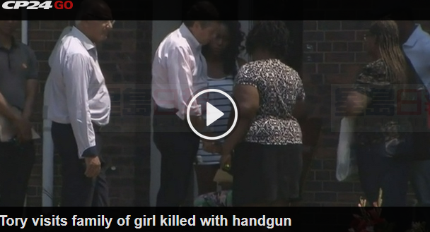 庄德利探望14歲被槍殺女孩母親