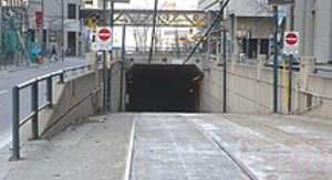 女司機不看路牌開錯路 卡在街車隧道里