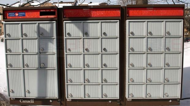 咸美頓男子端坐草坪椅 阻止安裝社區郵箱