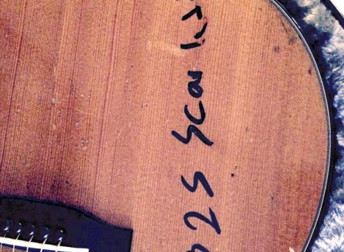 加歌星亞當斯坐加航航班吉他被塗毀 粉絲們很傷心