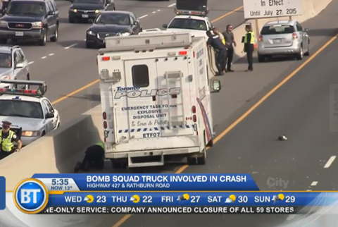 小車與警局防爆卡車相撞 警方動用無人機調查