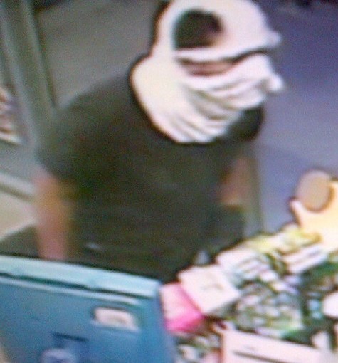 旺市油站劫案 疑犯用白恤衫罩面作案