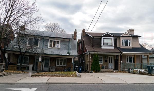 多市城西兩棟傾斜破舊屋待售 報價近70萬