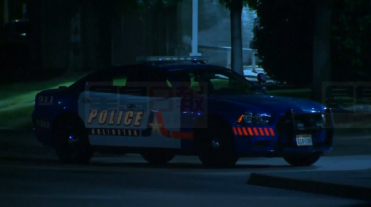 汽車撞進汽車經銷商前窗 美大學足球運動員被警射殺