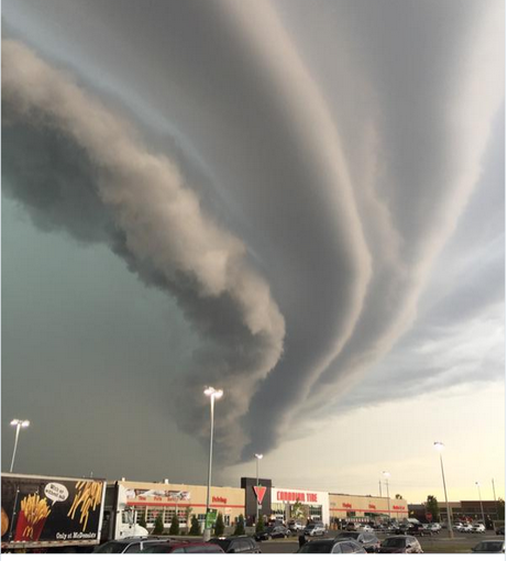圖：風捲雲湧末日來臨？不 雷暴下的大多區