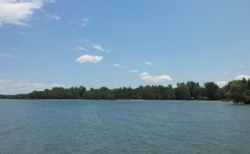 64歲男子臉朝下浮在沙灘邊水中 警方說應為溺亡