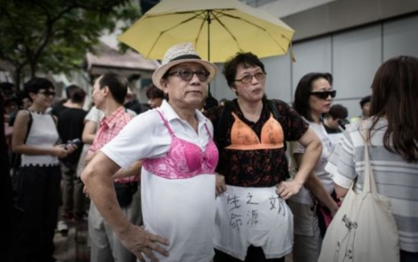 香港女子被判胸部襲警罪入獄 民眾外穿胸罩抗議