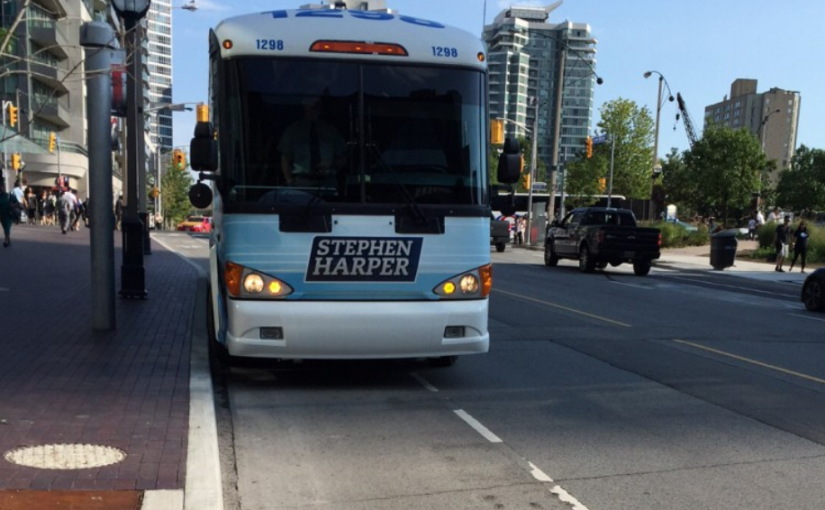 哈珀競選巴士擋住了多倫多自行車道