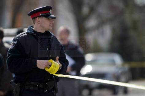刮花路邊汽車甩飛車內乘客 肇事司機不顧而逃