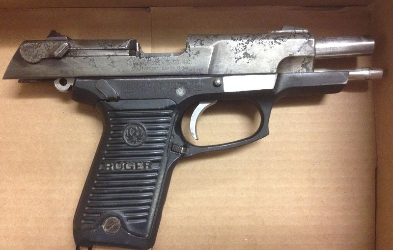 兩男在夜店與工作人員衝突 警到場搜出大麻與手槍