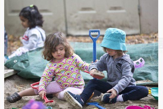 研究：睡前看手機和電腦屏幕降低睡眠質量 兒童青少年危害更大