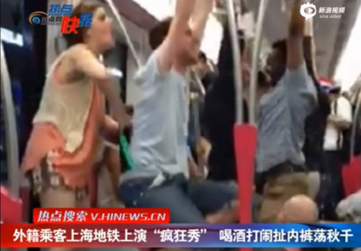 外籍乘客在上海地鐵喝酒打鬧扯內褲蕩鞦韆