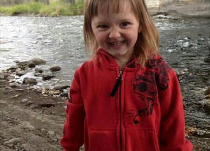 父親伏屍家中 女童被擄走至今下落不明