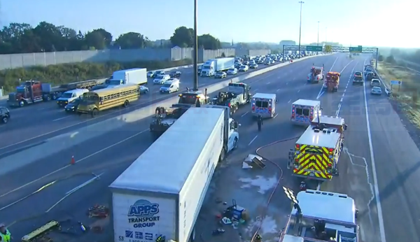 401高速多車相撞現場慘烈 SUV司機被困后死亡