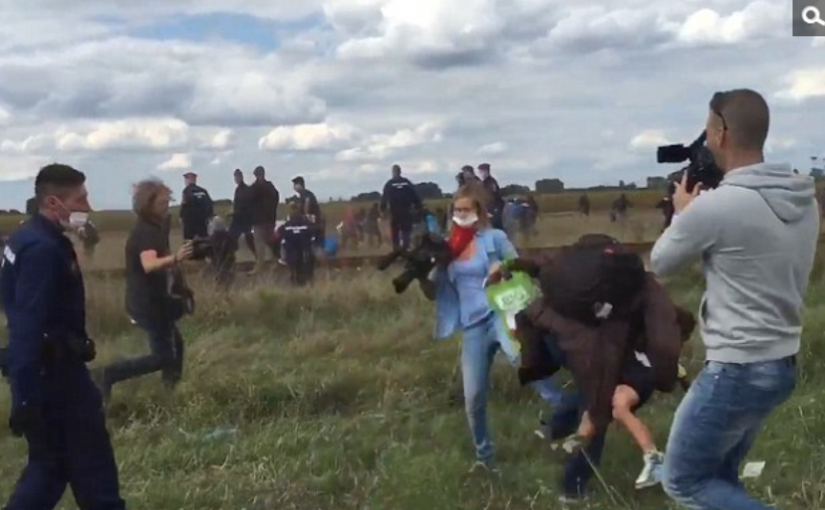 匈牙利女攝影師故意伸腳絆倒抱孩子難民 被開除