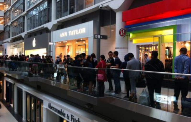 男子買到新蘋果手機馬上從三樓丟了下去 結果？