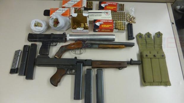 警方突擊搜查數處房屋 繳獲多種武器和毒品