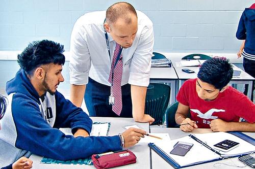 翻轉教室讓學生 學校完成作業