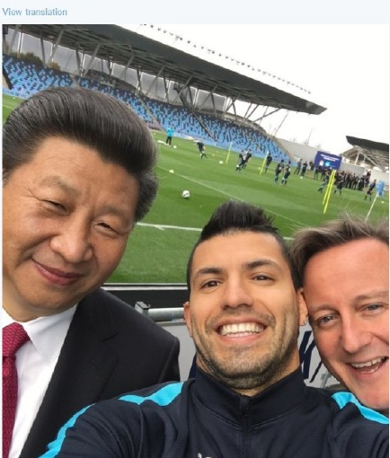 習近平和曼城球員自拍合影 卡梅倫勉強入鏡