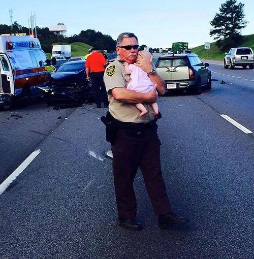 警察溫柔安撫車禍受驚BB女 圖片網上瘋傳