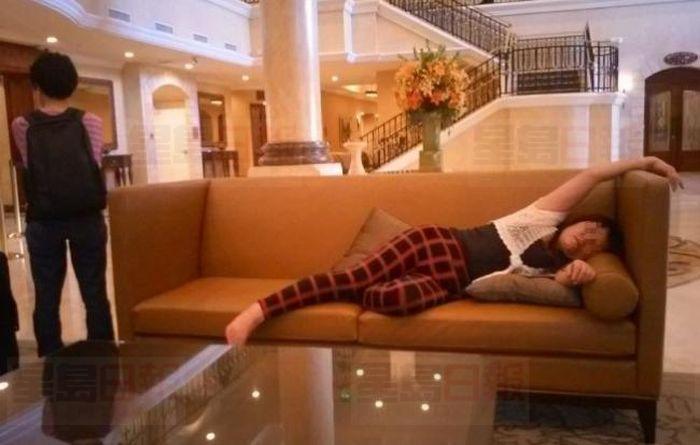 酒店大堂沙發當床 內地游客被趕