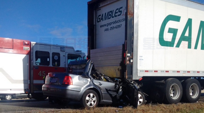 Hwy 401汽車追尾停靠貨櫃車 司機殞命