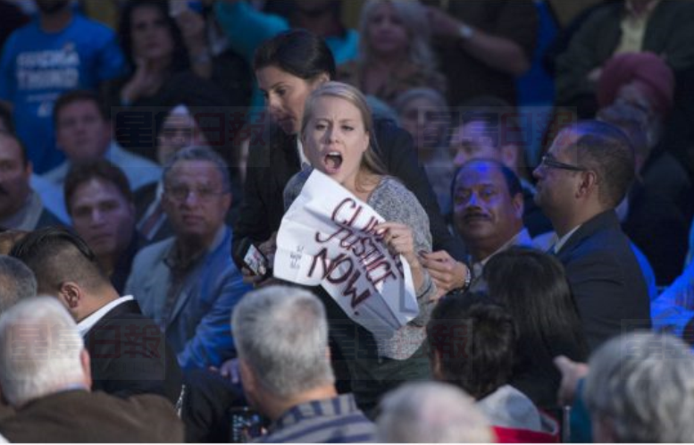 男子在卑詩集會上衝向哈珀 被騎警帶走