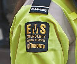 驚！汽車橫穿對面車道衝進樹叢 停在溪谷邊