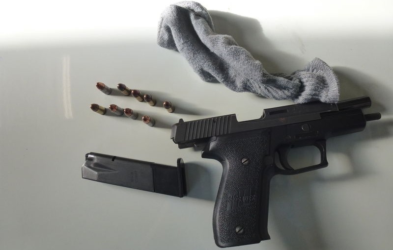 汽車超速被截停 警在內搜出手槍子彈和現金