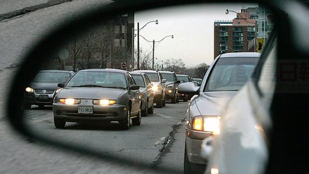 警方打擊違例停車 昨日共發672告票拖100輛車