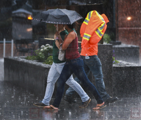 今日雨水從早下到晚 不時夾有狂風暴雨