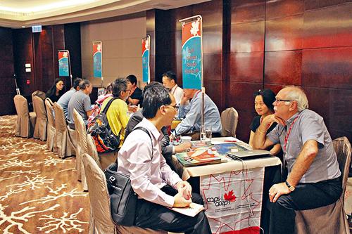 香港辦加教育展 一日近千人入場